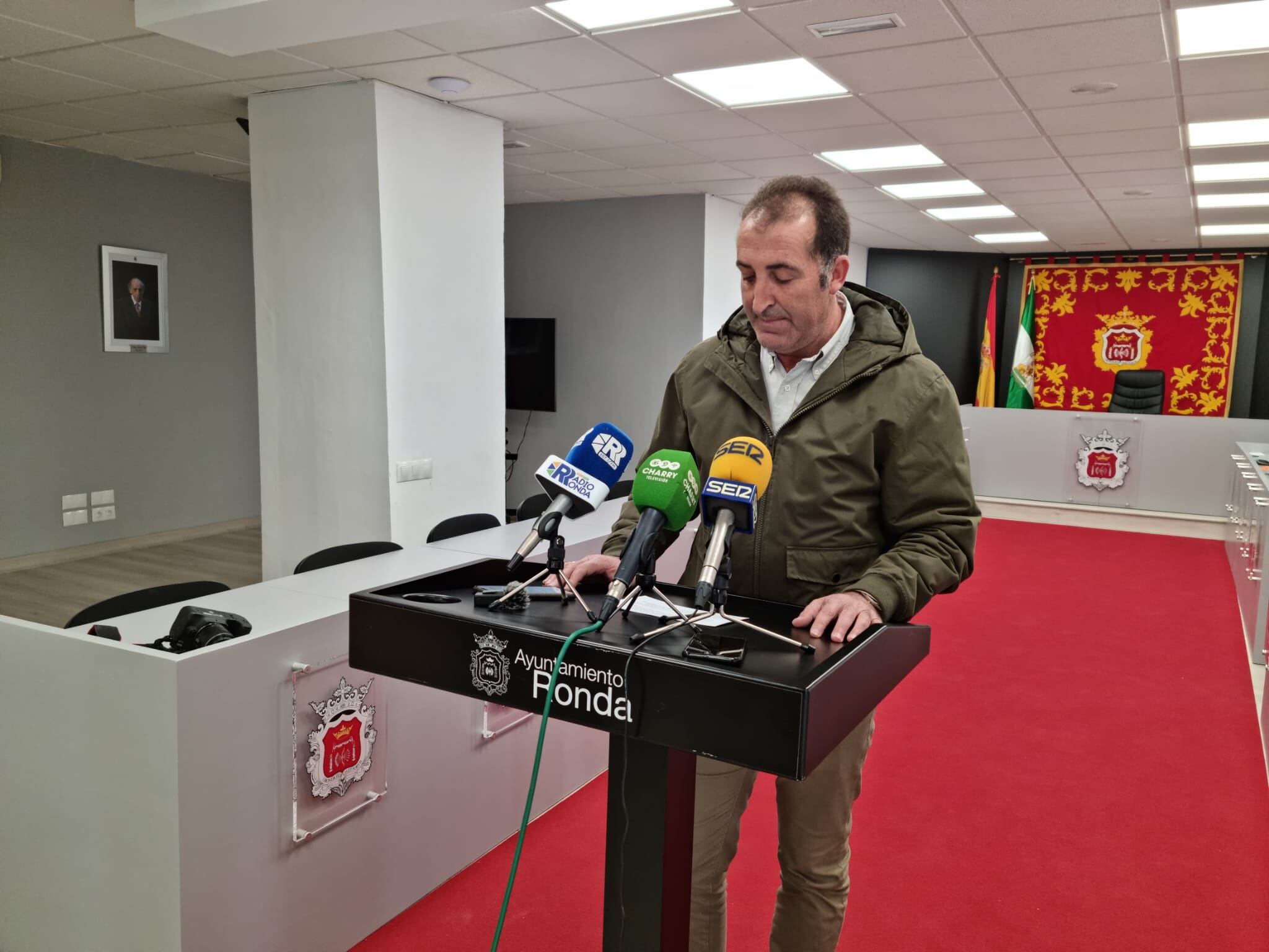 El concejal rondeño ante la prensa este martes en el salón de plenos municipal