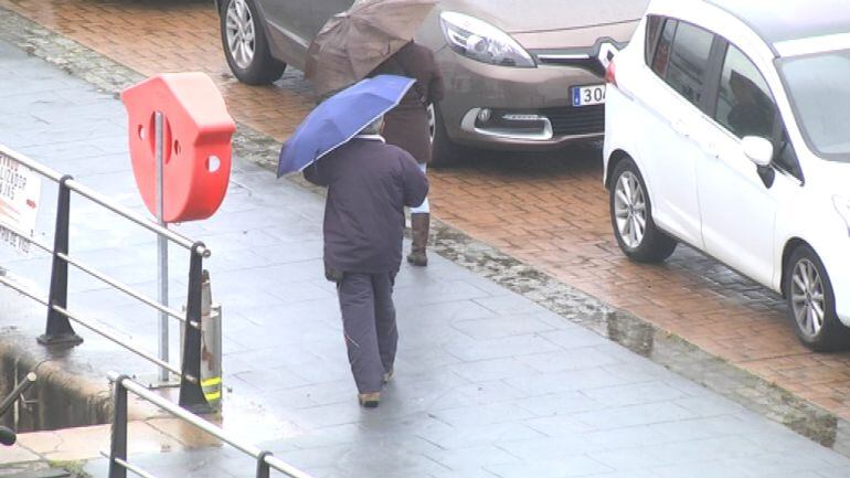 Dos personas paseando por el puerto de Vigo.