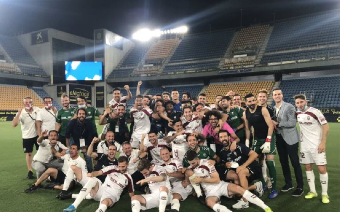 Los jugadores del Albacete celebran la permanencia en el Carranza