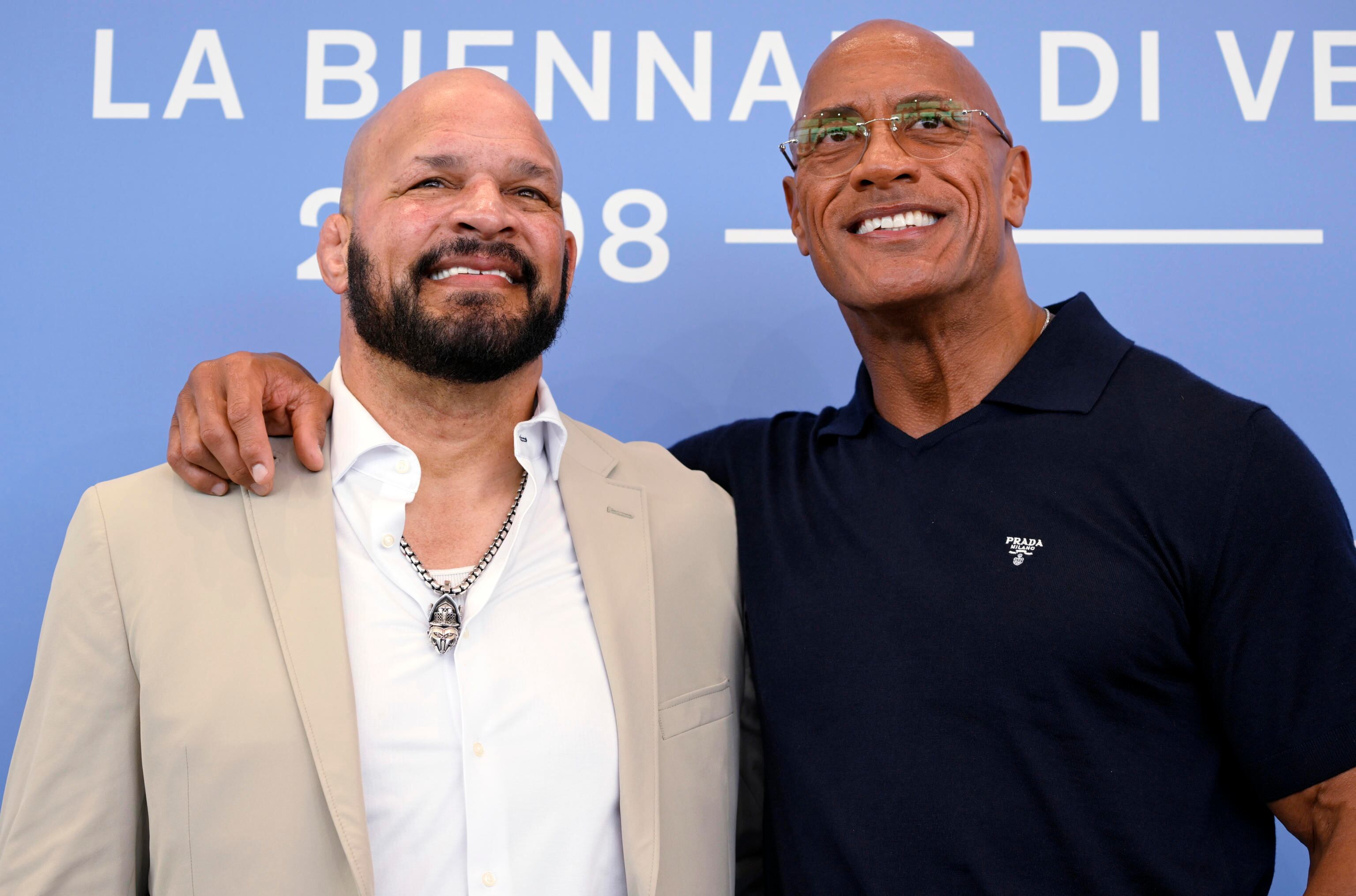 Dwayne Johnson junto a Mark Kerr en el photocall de 'The Smashing Machine' (Cine, Cine, Italia, Venecia) EFE/EPA/RICCARDO ANTIMIANI