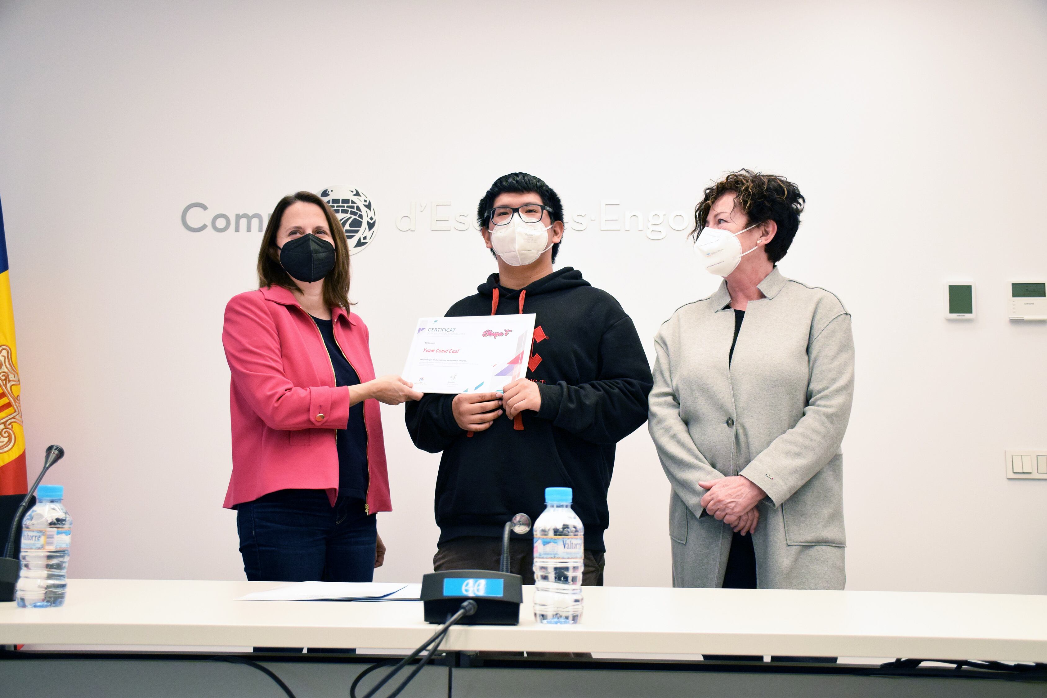 La cònsol major d'Escaldes-Engordany, Rosa Gili, i la consellera de Gent Gran, Infància i RRHH, Magda Mata, amb un dels joves que ha superat el programa Okupa't.