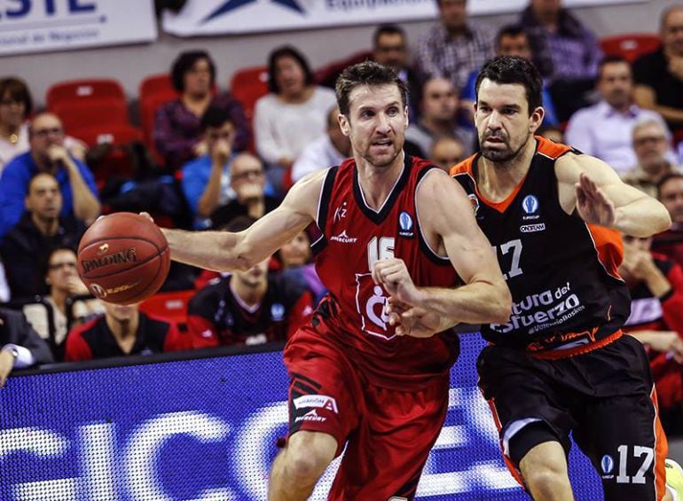 Drake Diener conduce el balón en un momento del partido europeo que el CAI jugó con Valencia Basket en el Príncipe Felipe