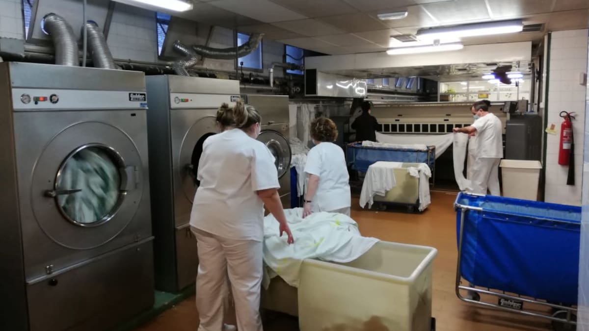 Sindicatos defienden el futuro la lavandería del Hospital San Agustín y sus 25 trabajadores