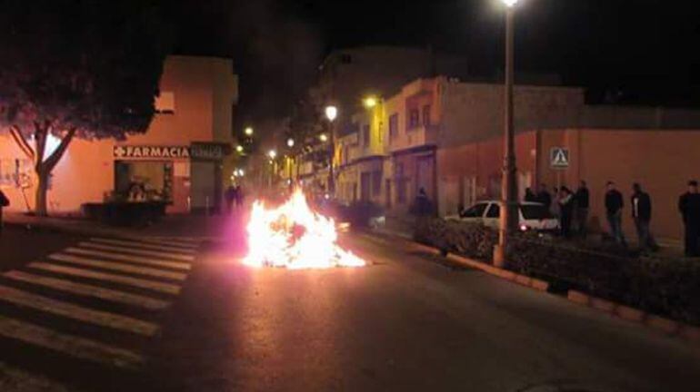 Fuegos incontrolados en el municipio de Roquetas de Mar, en Almería, provocados tras la muerte de un varón de 41 años, originario de Guinea Bissau