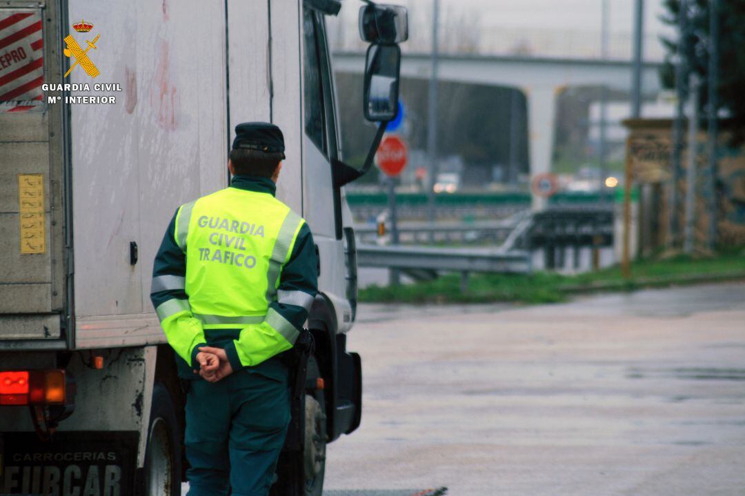 Control de camiones de la Guardia Civil