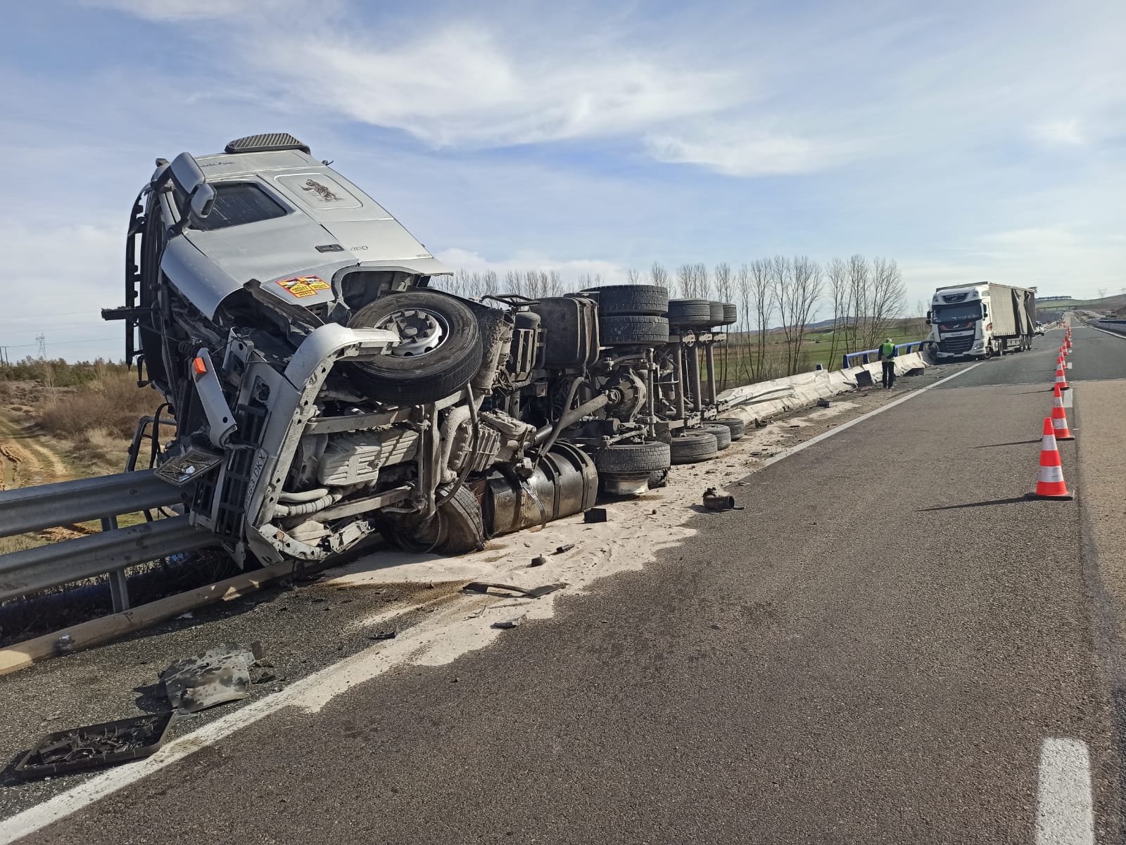 Camión volcado en la A-67 por una colisión por alcance con otro camión