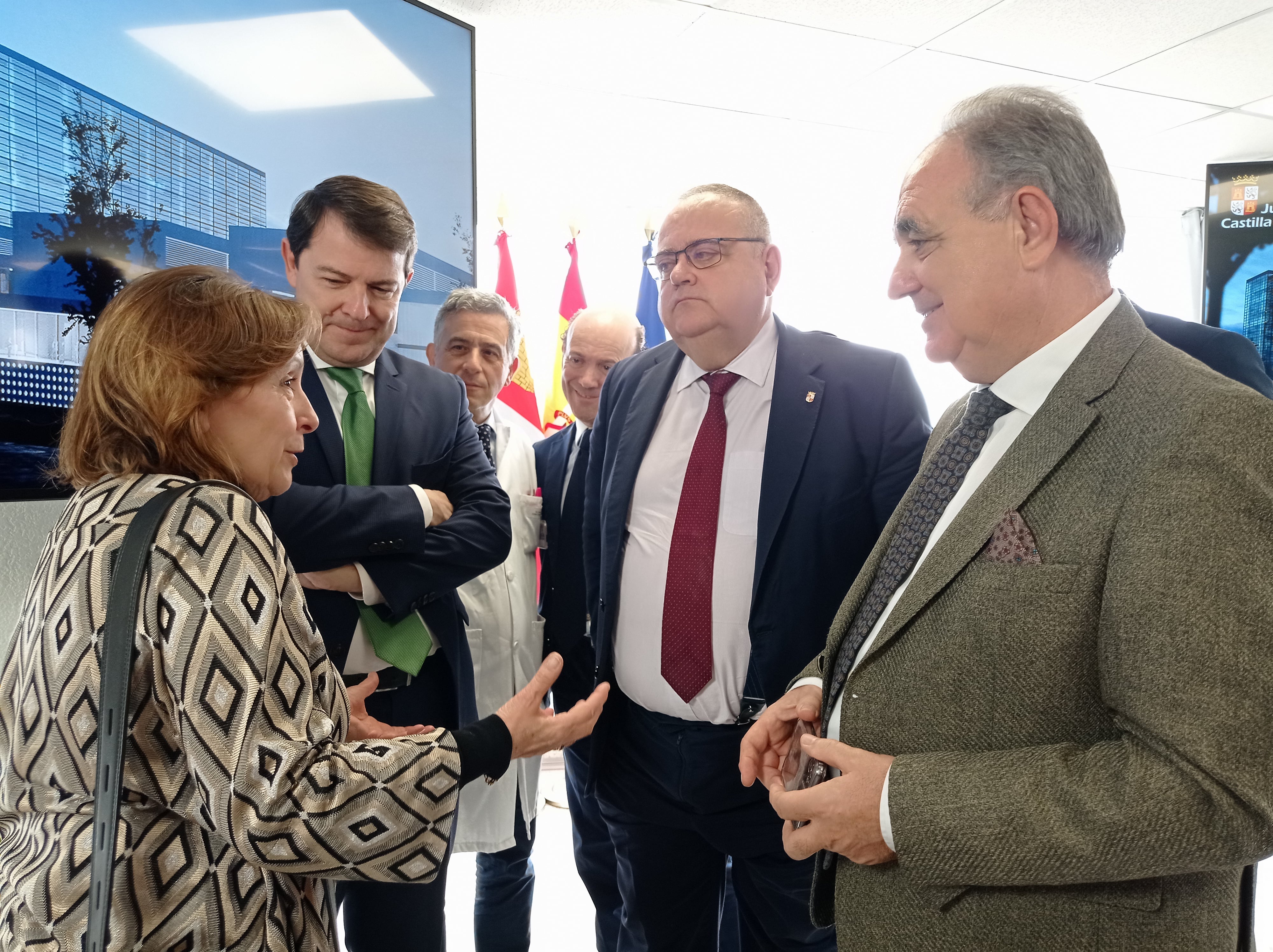 Alfonso Fernández Mañueco junto a la presidenta de la AECC de Palencia, rosa andrés, el consejero de Sanidad, Alejando Vázquez  y el delegado de la Junta José Antonio Rubio Mielgo