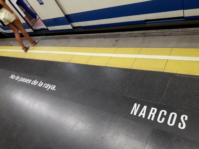 Mensaje publicitario de la serie &#039;Narcos&#039; en un andén del Metro de Madrid