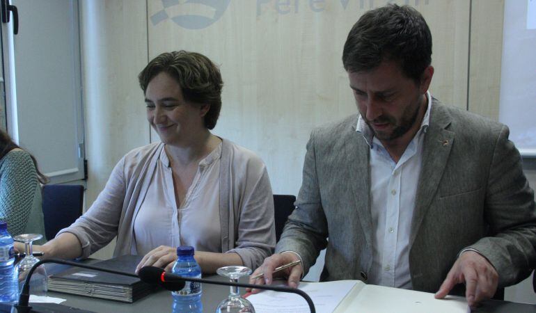 El conseller de Salut, Antoni Comín, i l'alcaldessa de Barcelona, Ada Colau, signant un conveni per millorar la xarxa sanitària de la ciutat.