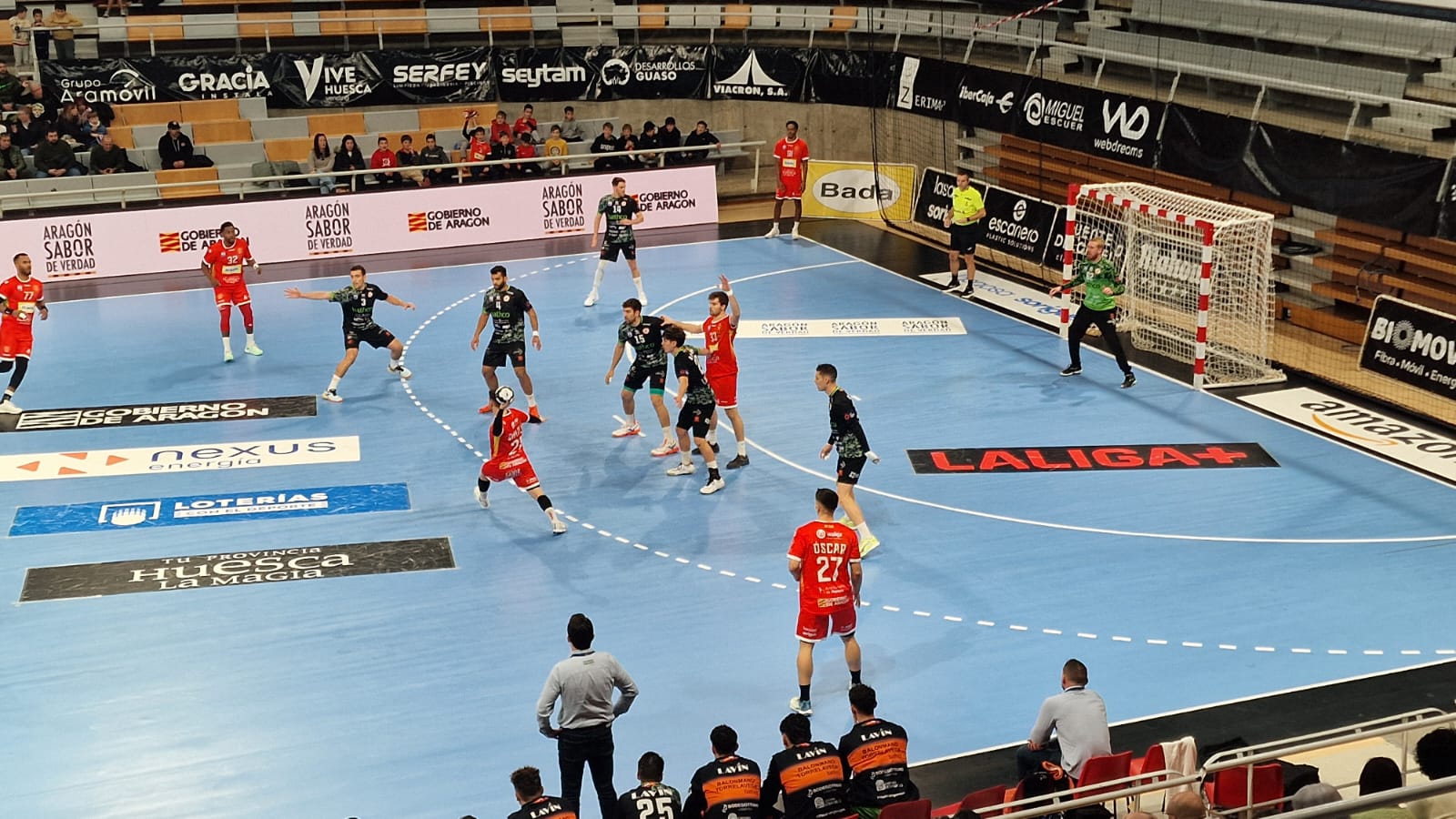 Imagen del partido entre el Bada Huesca y Torrelavega disputado en el Palacio de los Deportes