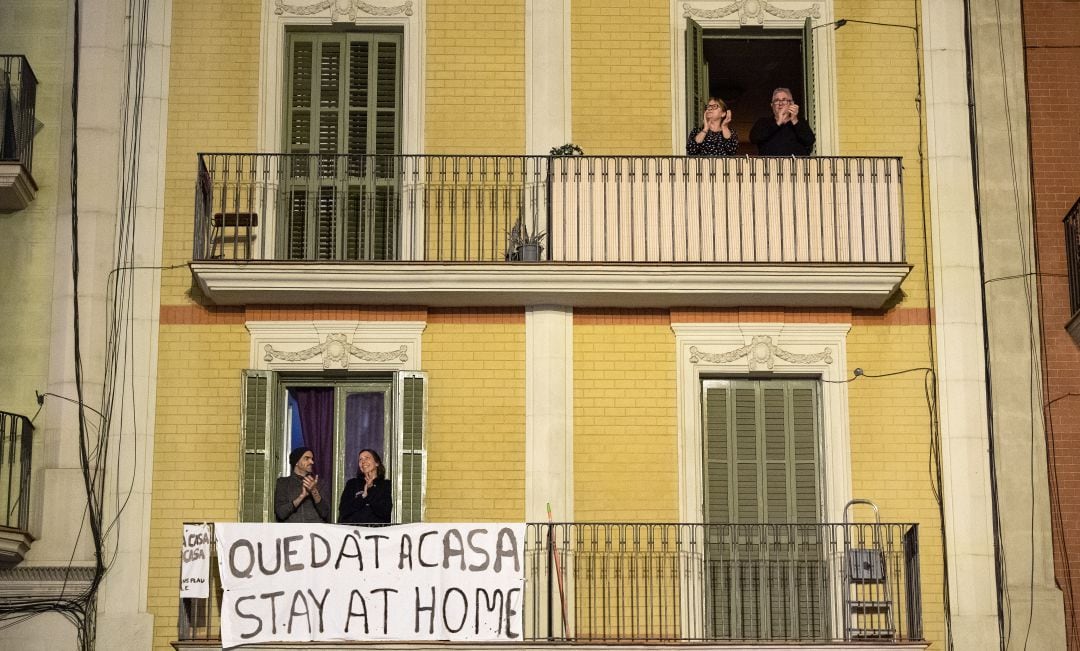 Vecinos en los balcones durante el confinamiento.