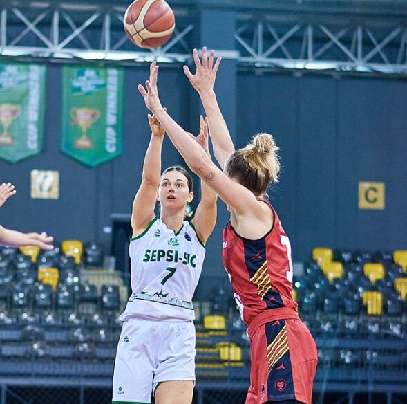 Borislava Hristova en un partit d'aquesta Euroleague Women contra el Casademont Zaragoza.