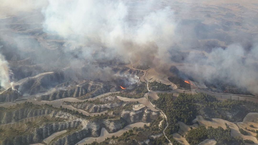 Vista aérea del incendio que quema, desde el martes por la tarde, en la sierra de Alcubierre, en Leciñena. 