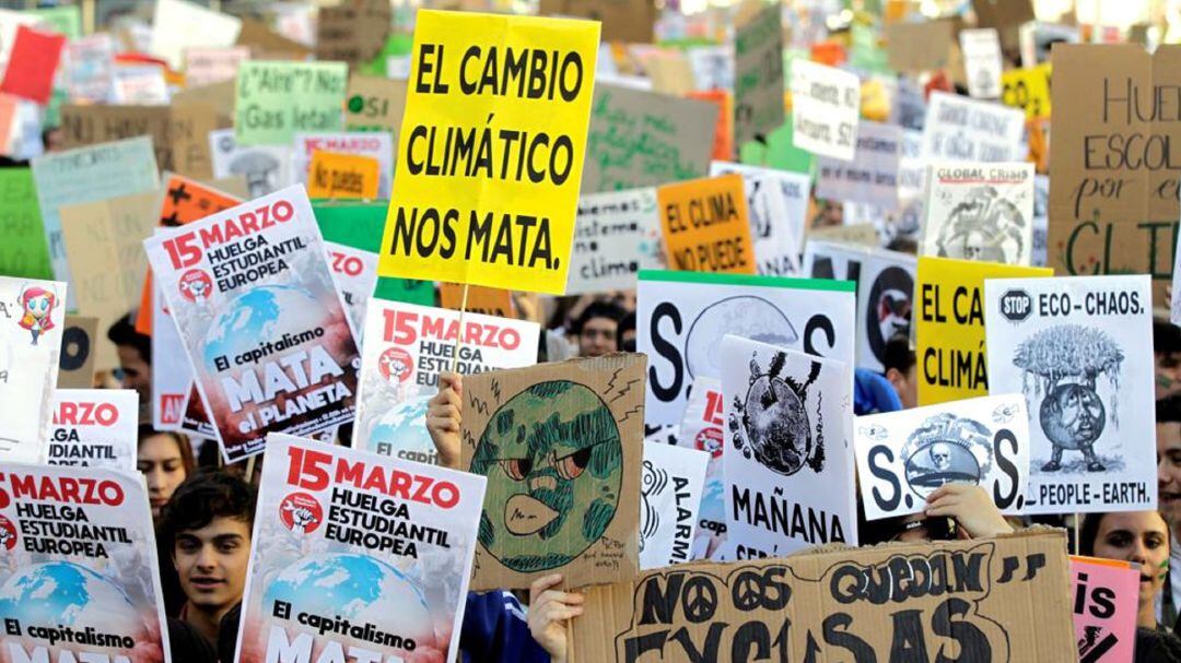 Jóvenes de Fridays for Future se manifiestan por el cambio climático