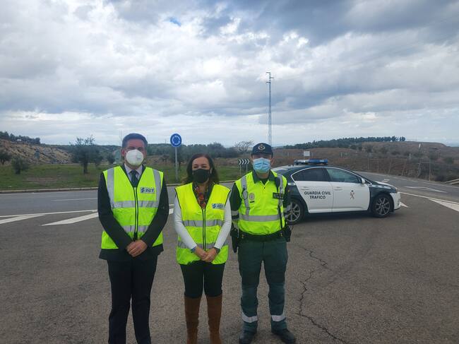 El jefe provincial de Tráfico, Juan Diego Ramírez, la subdelegada del Gobierno en Jaén, Catalina Madueño y el capitán del subsector de Tráfico de la Guardia Civil de Jaén, Antonio Muñoz.