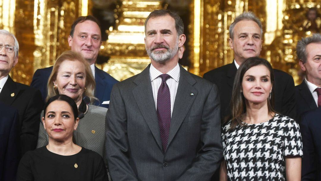 Los Reyes de España, Don Felipe y doña Letizia, posan con los premiados a las Medallas de Oro al Mérito a las Bellas Artes.