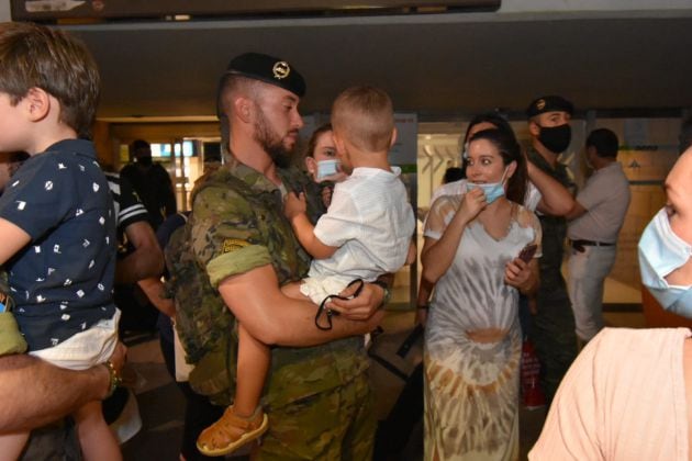 Emoción en el reencuentro de los militares de Cerro Muriano con sus familias a su llegada al Aeropuerto de Sevilla, tras su regreso de Letonia