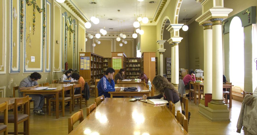 Usuarios en una de las salas de la biblioteca municipal.