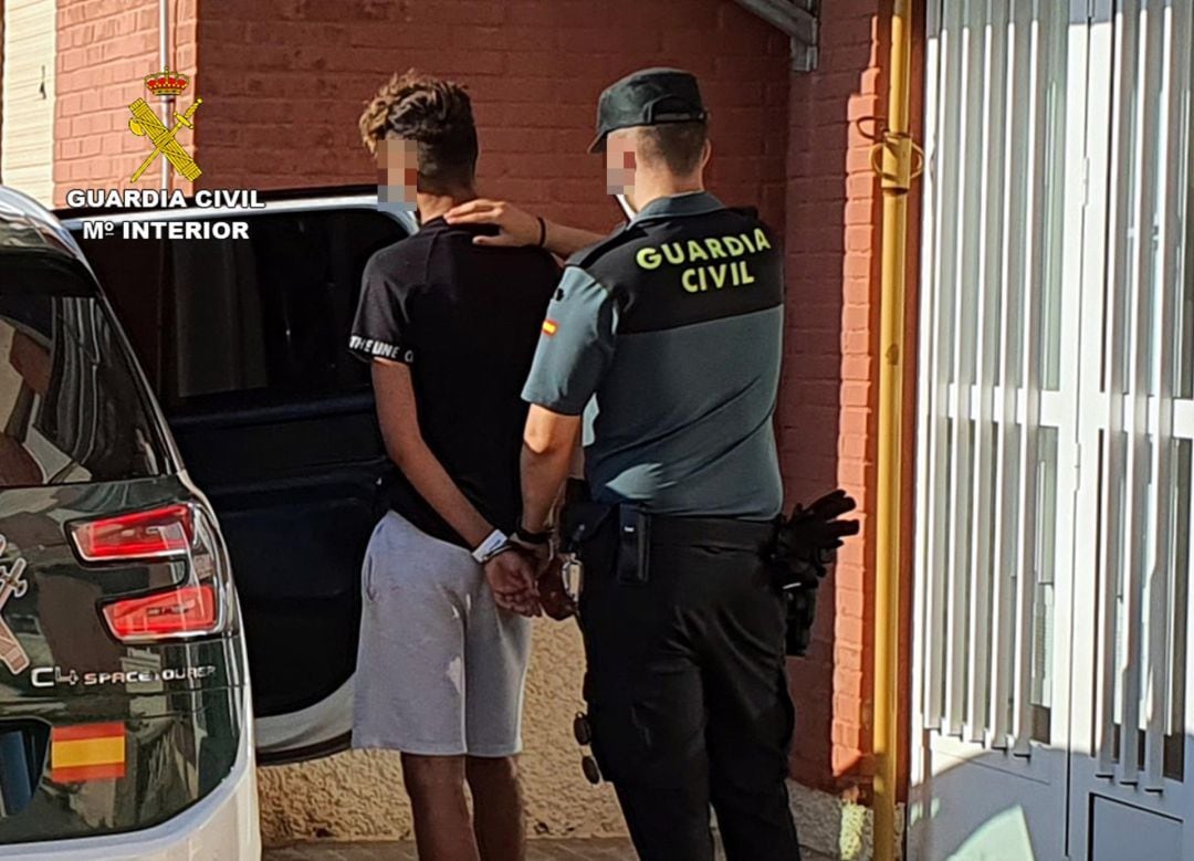 Imagen de uno de los detenidos, custodiado por la Guardia Civi