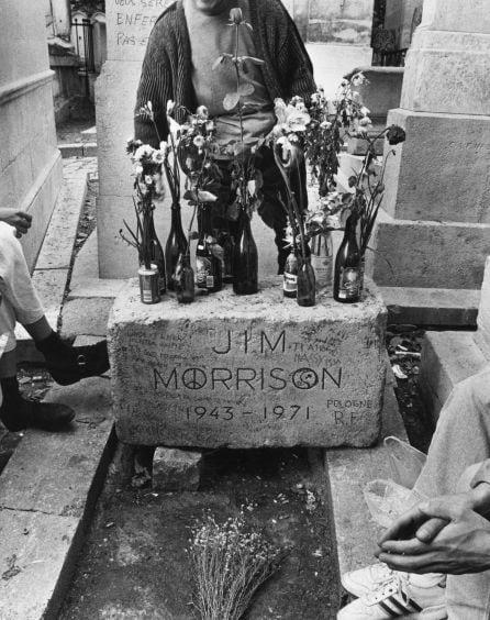 La tumba de Jim Morrison en un cementerio de París