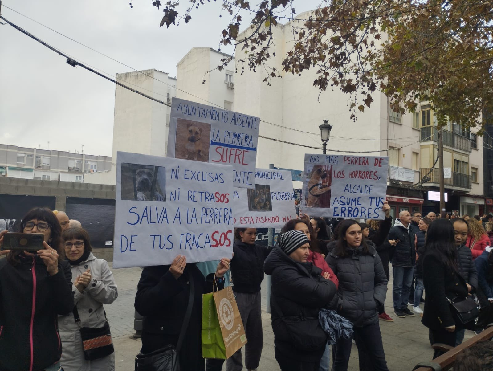 Cientos de dueños de perros se manifesataron este domingo en la Plaza de España de Leganés