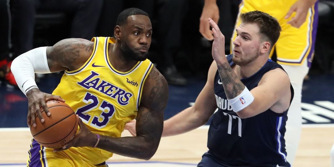 LeBron James y Luka Doncic, durante un partido entre Lakers y Mavericks