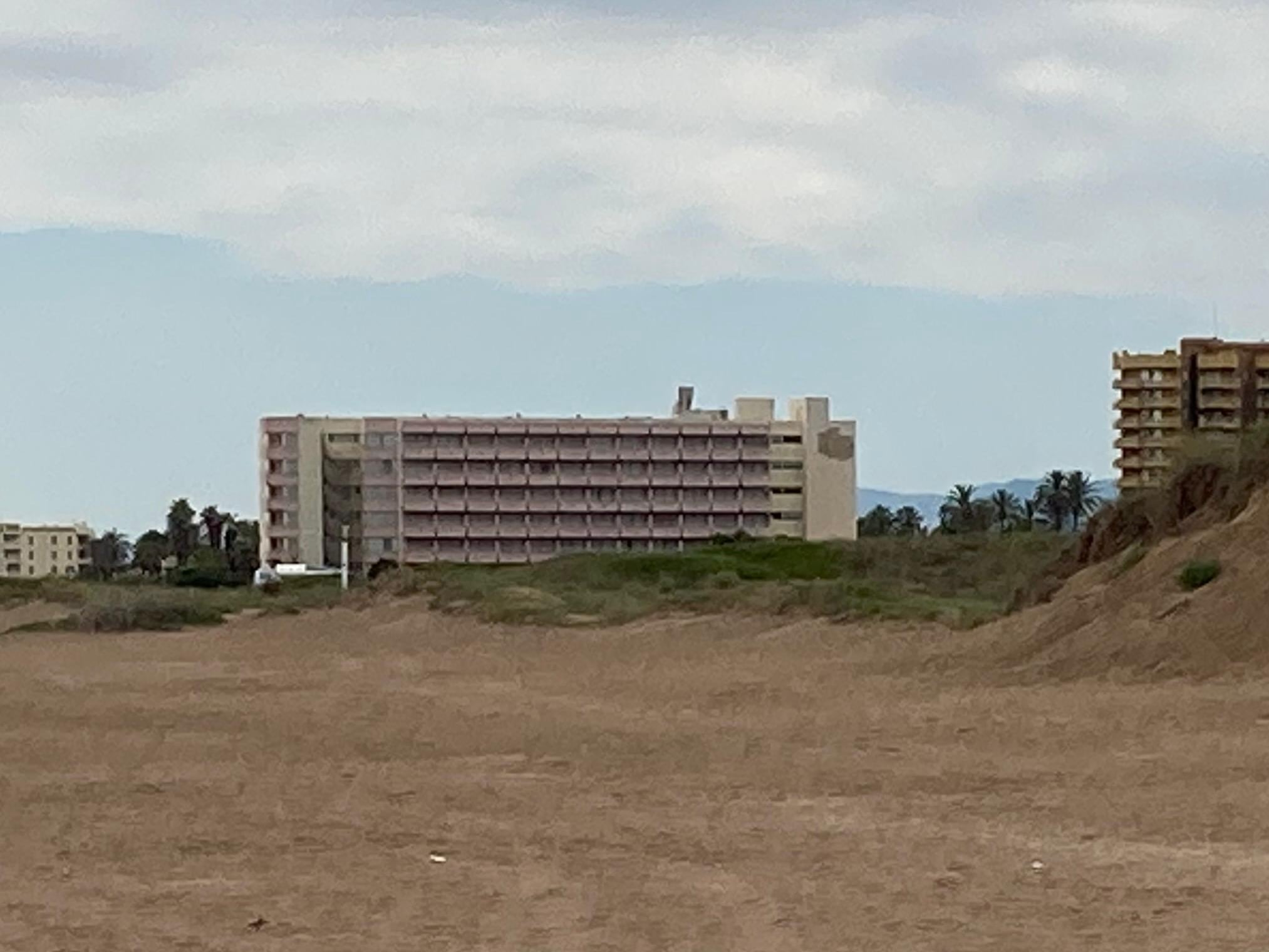 Playa de El Saler con el hotel Sidi Saler de fondo en una imagen de archivo.