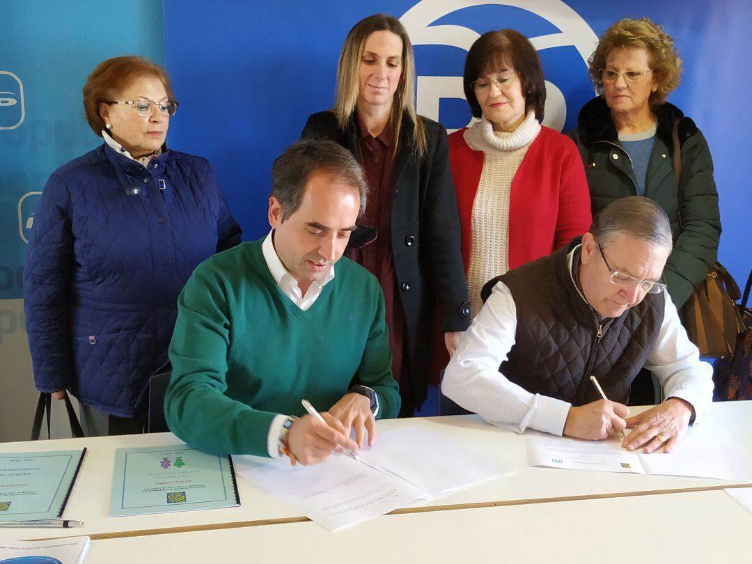 Firma del convenio entre el PP y la Asociación de Enfermos de Crohn