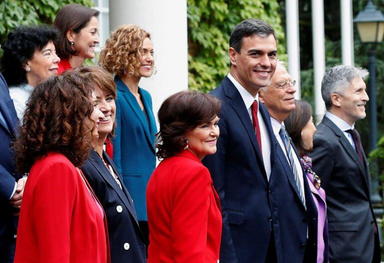 El presidente del Gobierno, Pedro Sánchez, posa para la foto de familia con el resto del Ejecutivo 