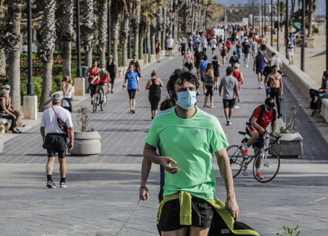 Deportistas en la playa de la Malvarrosa el primer día de salida en Valencia.