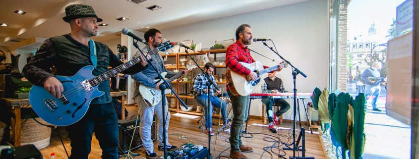 Los locales comerciales del centro de Murcia se llenan de artistas este sábado con 'Murcia en la Vitrina'