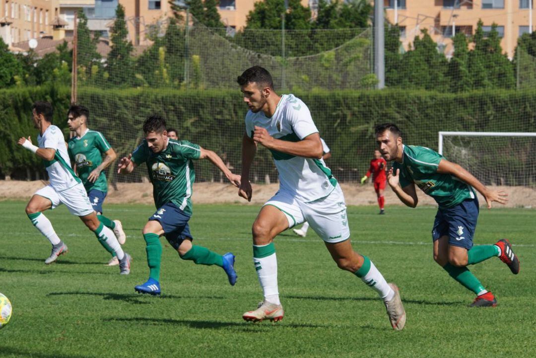 Una jugada del delantero del Ilicitano, Nacho Ramón, uno de los goleadores