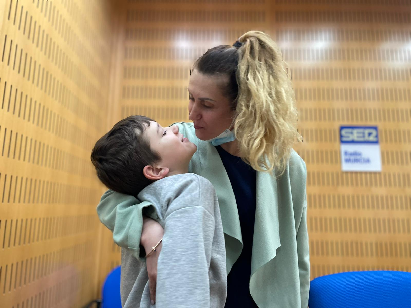 Mila y su hijo Vadim, en los estudios de Radio Murcia