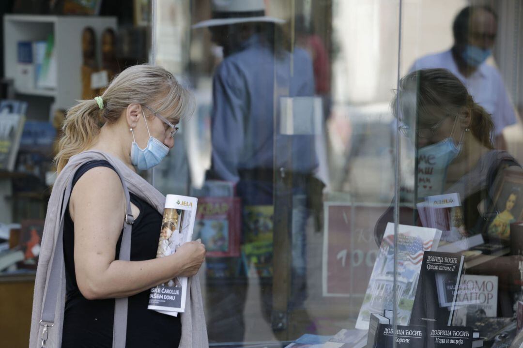 Una ciudadana, protegida con una mascarilla.