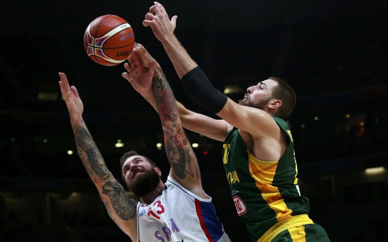 Miroslav Raduljica y Jonas Valanciunas luchan por un rebote durante las semifinales del Eurobasket.