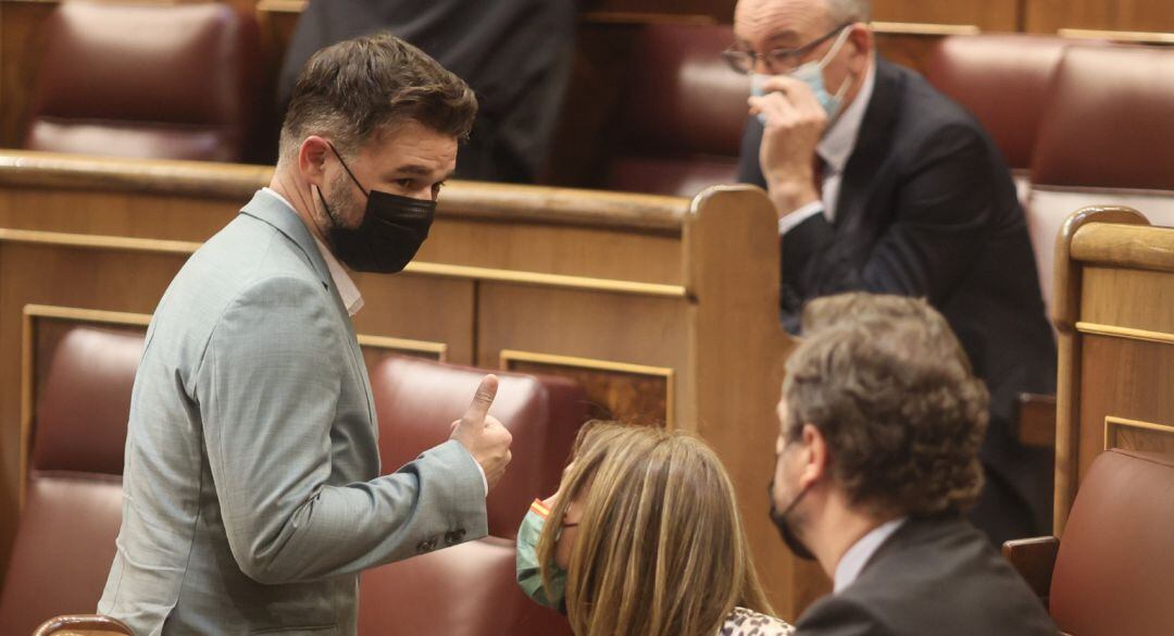 El portavoz parlamentario de ERC, Gabriel Rufián (i), habla con el diputado de Vox Iván Espinosa de los Monteros, momentos  antes del comienzo de una sesión plenaria en el Congreso.