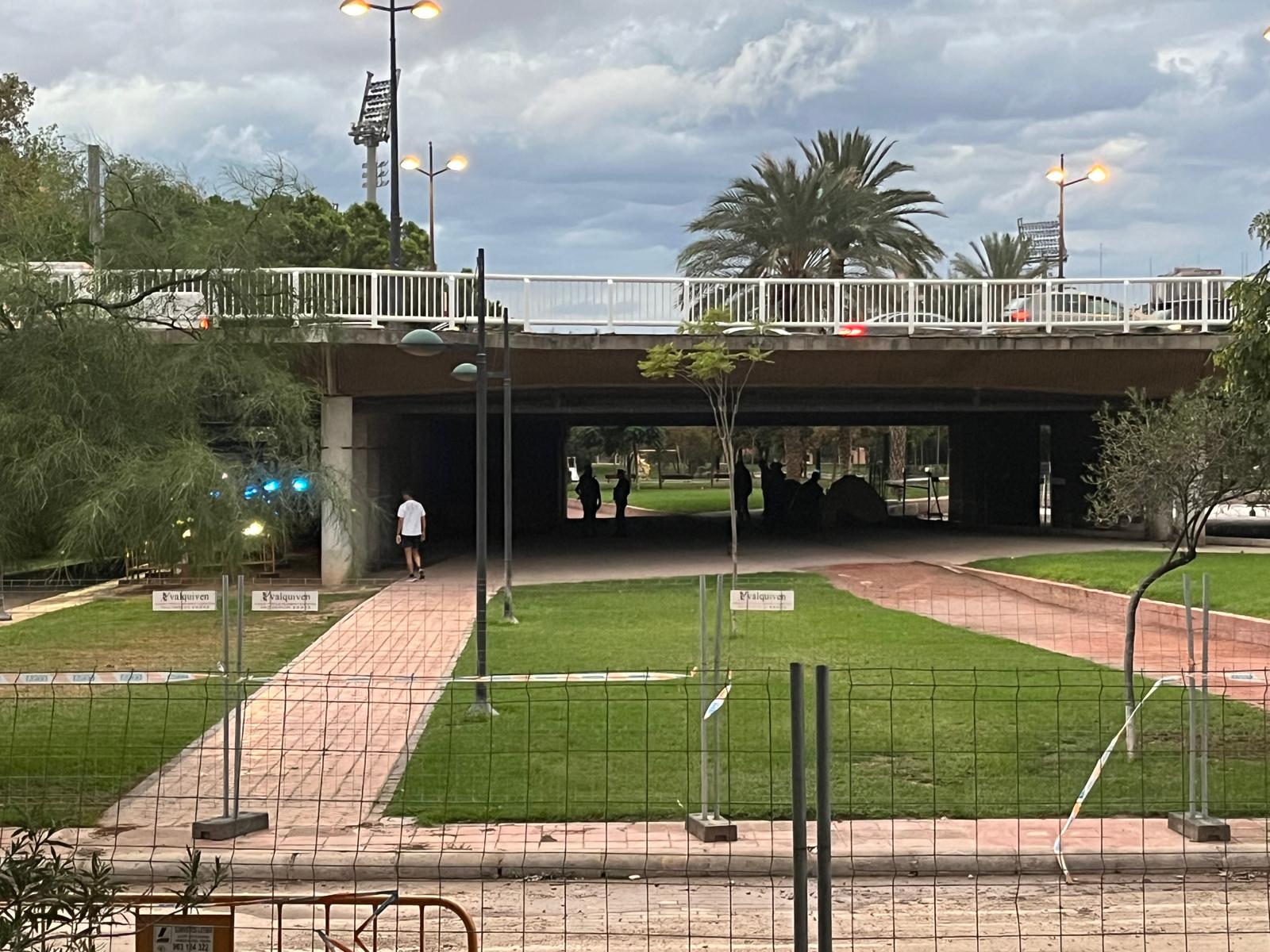 Los acampados desalojados buscaban refugio en los bajos del puente de las Glorias Valencianas