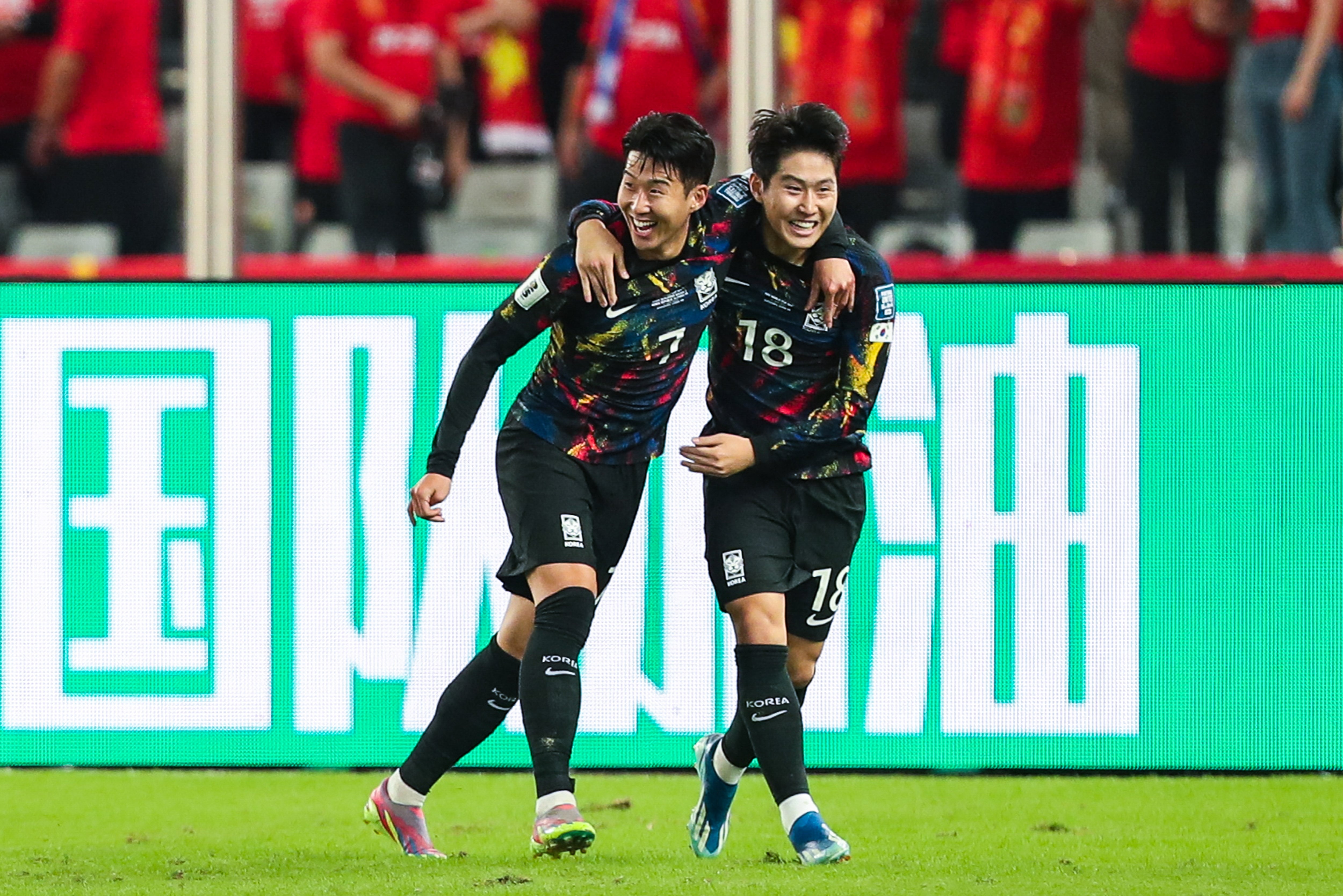 Kang-In Lee y Heung-Min Son celebran un gol de Corea del Sur en la Copa Asia. (Photo by VCG/VCG via Getty Images)