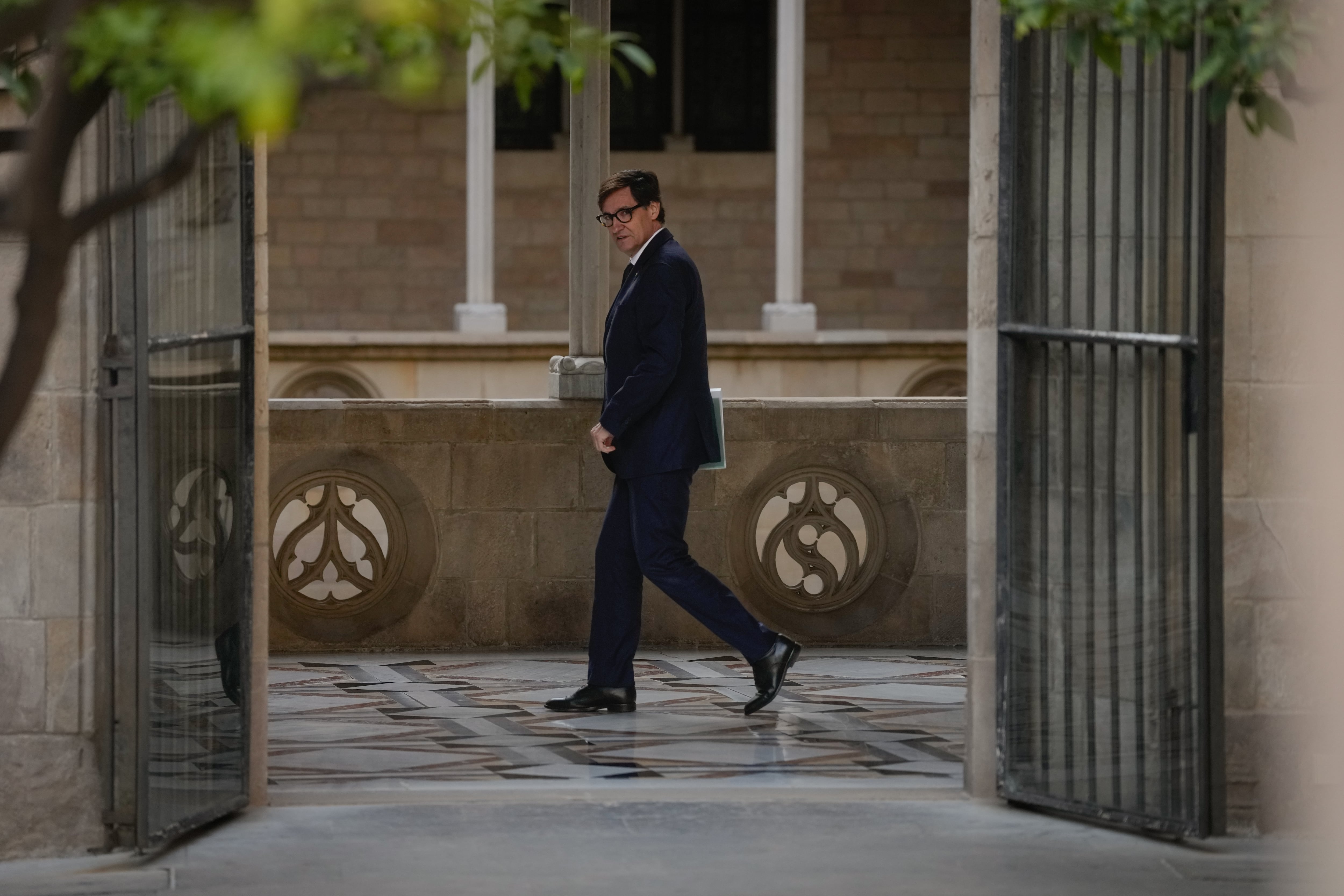 El presidente catalán, Salvador Illa, se dirige a la reunión semanal del Govern, celebrada este martes en el Palau de la Generalitat.