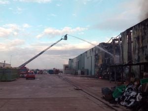 Los bomberos trabajan en la extinción del incendio de la planta de tratamiento de pasta de pan en Chiloeches