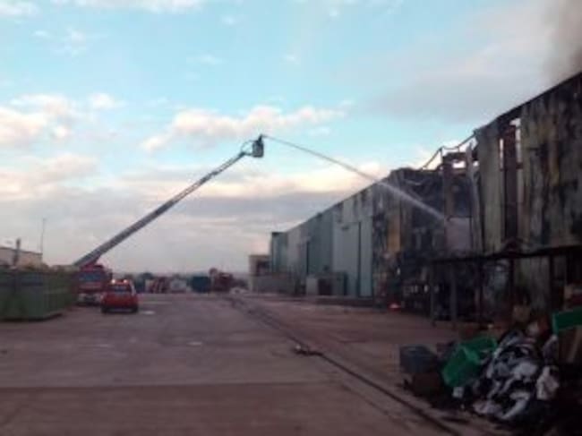 Los bomberos trabajan en la extinción del incendio de la planta de tratamiento de pasta de pan en Chiloeches