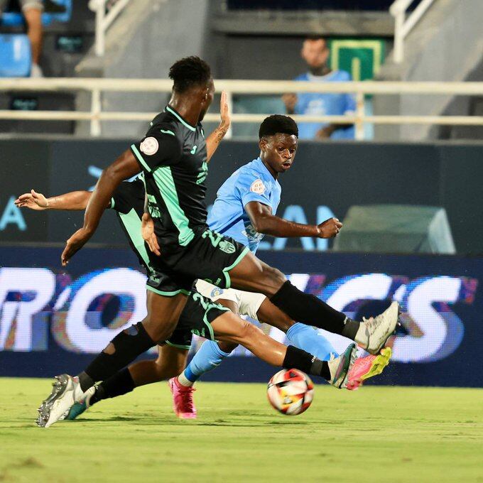 Suleiman pugnando con un defensa del Baleares