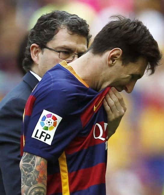 Messi se marcha acompañado de uno de los médicos del Barça