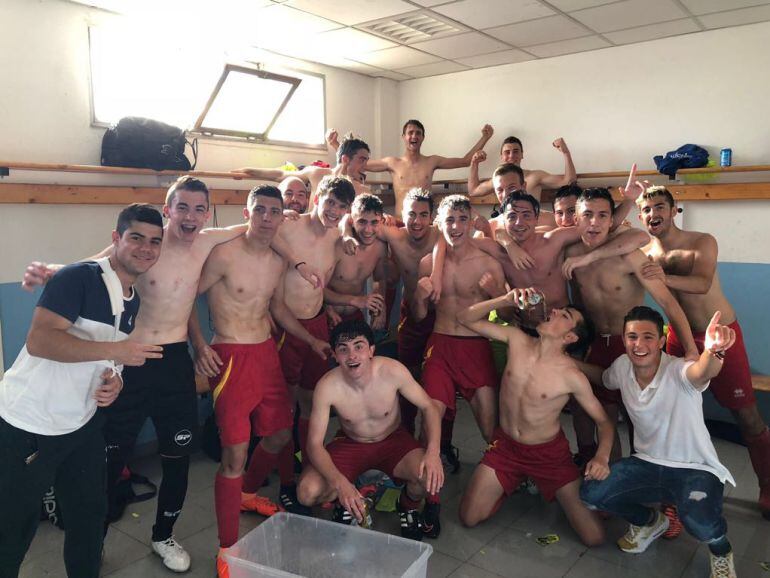 Los juveniles del CIA celebrando su ascenso en el vestuario de Aranda de Duero