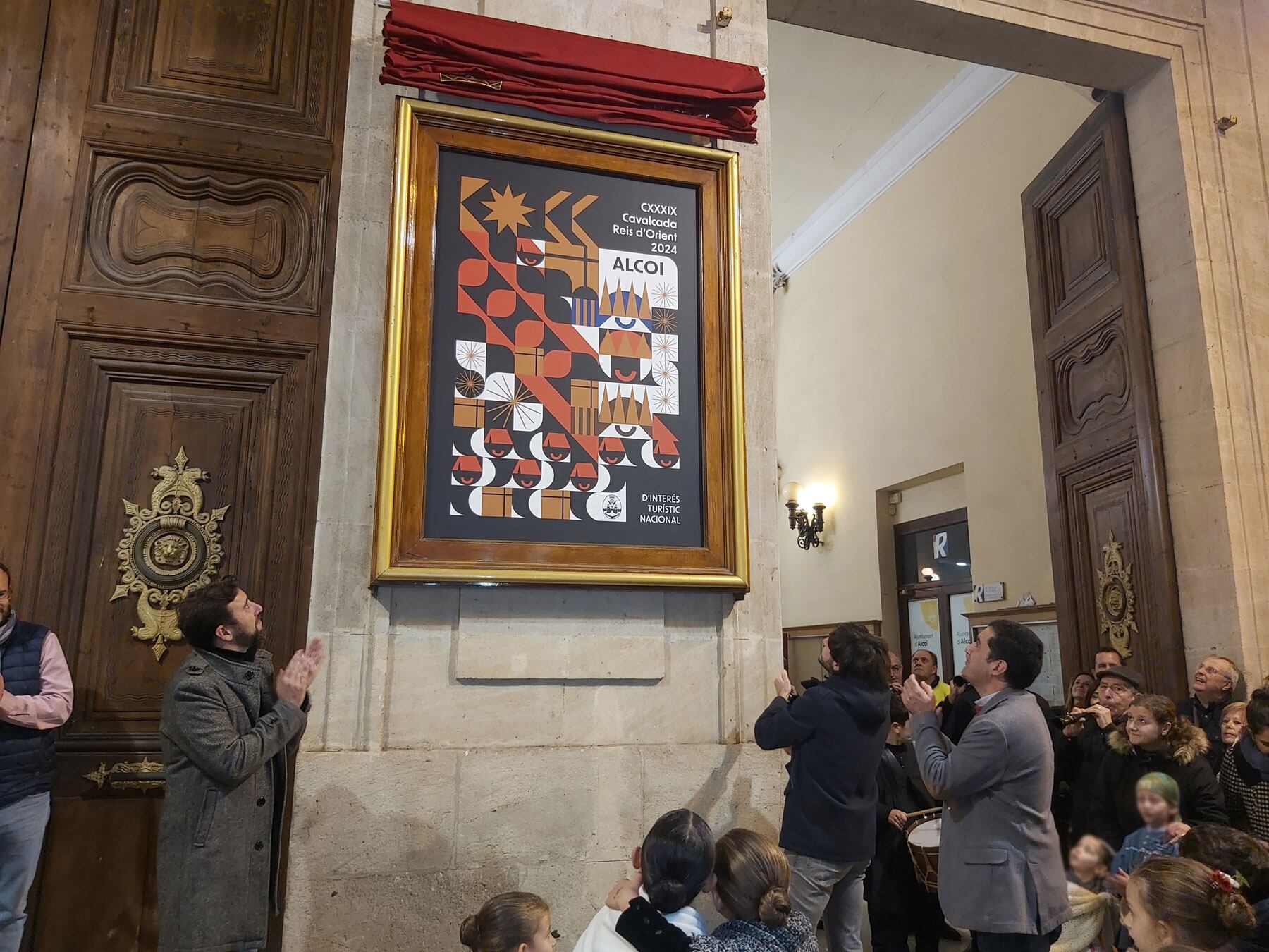 Instante en el que el autor Miguel Ángel Bonilla descubre su cartel en la fachada del Ayuntamiento