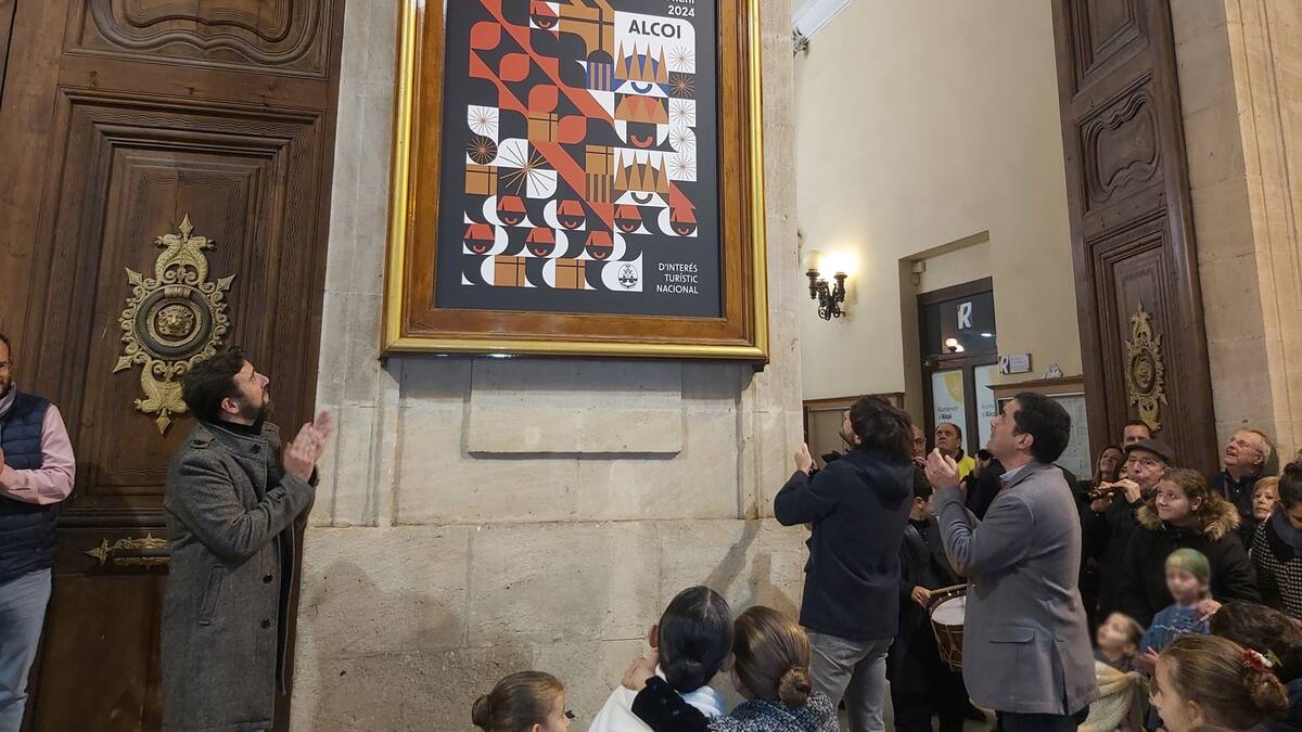 El cartel de la Cabalgata de los Reyes Magos de Oriente de Miguel Angel Bonilla ya luce en la fachada del Ayuntamiento de Alcoy
