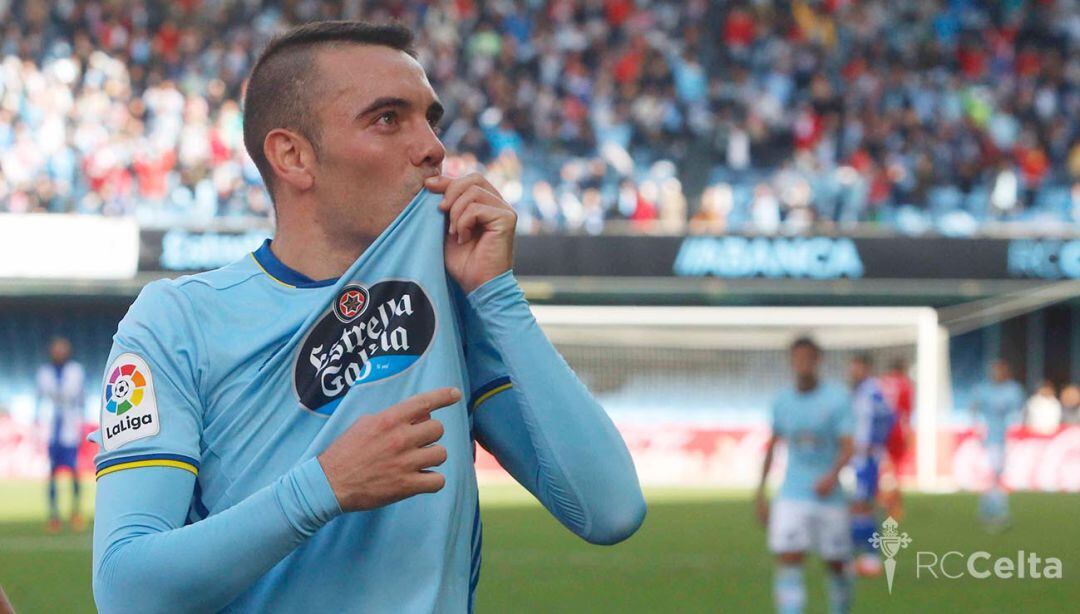 Iago Aspas besando el escudo del Celta de Vigo