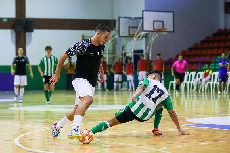 Disputa del balón en el amistoso entre BeSoccer UMA Antequera y Real Betis 'B'