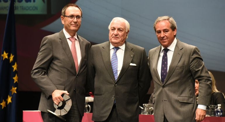 Juan Ramón Guillén (en el medio) junto con los presidentes de la Confederación de Empresarios en Cuenca (izquierda) y en Castilla-La Mancha (derecha)