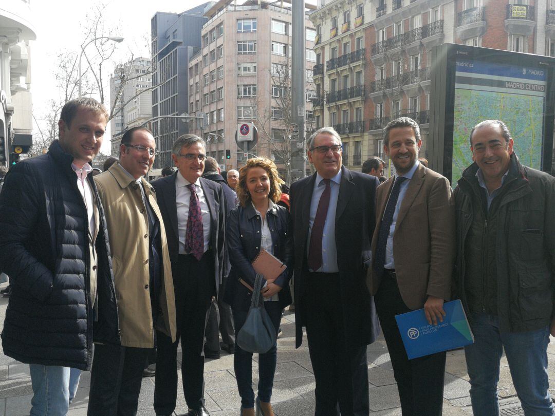 Teresa Mallada y otros responsables del Partido Popular en Asturias posan a la entrada de la sede nacional en Madrid